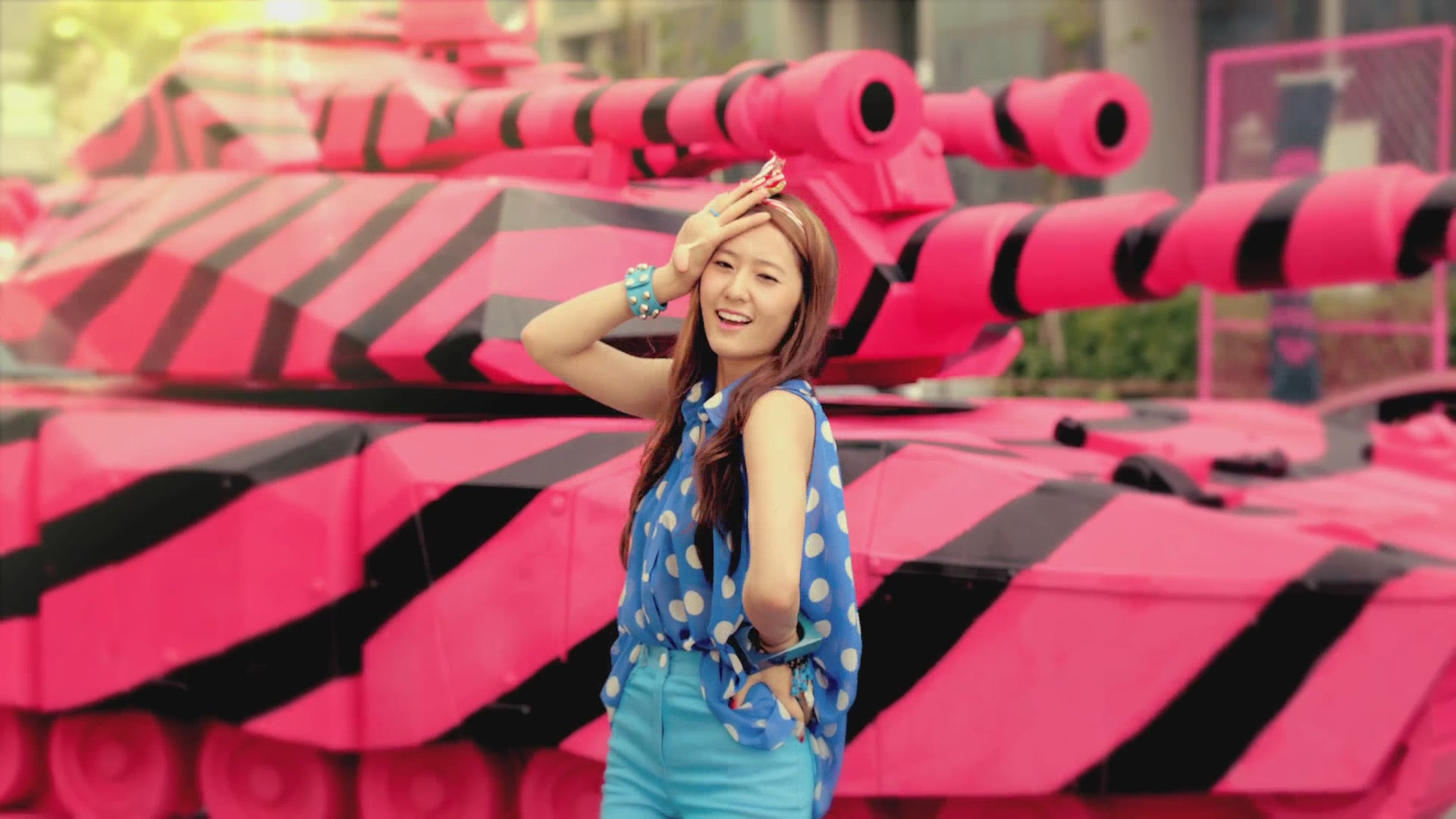 [DLKOO.com]f(x) - Hot Summer (Bugs) (HD-1080p)[17-45-50].JPG