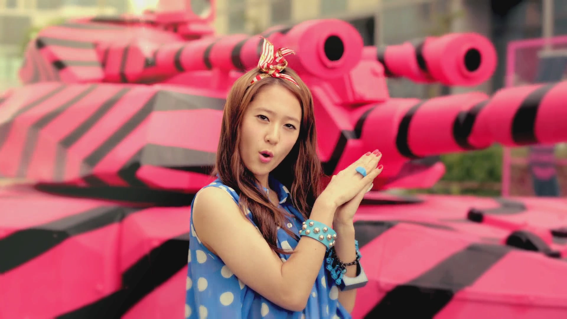 [DLKOO.com]f(x) - Hot Summer (Bugs) (HD-1080p)[17-43-03].JPG
