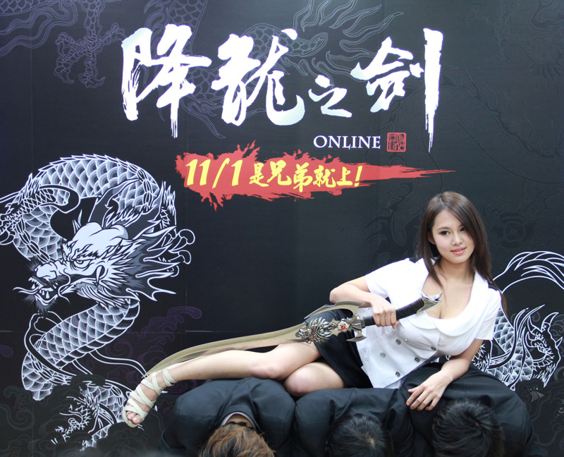02_代言人降龍妹「I級艷后」，重現全新電視廣告情節.jpg