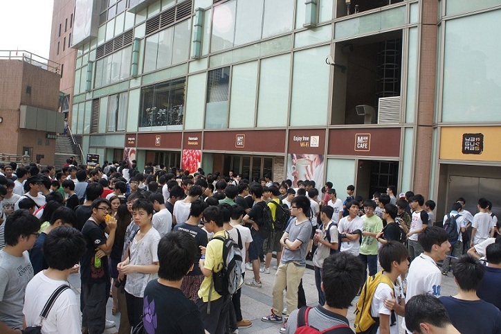 玩家排隊人潮.JPG