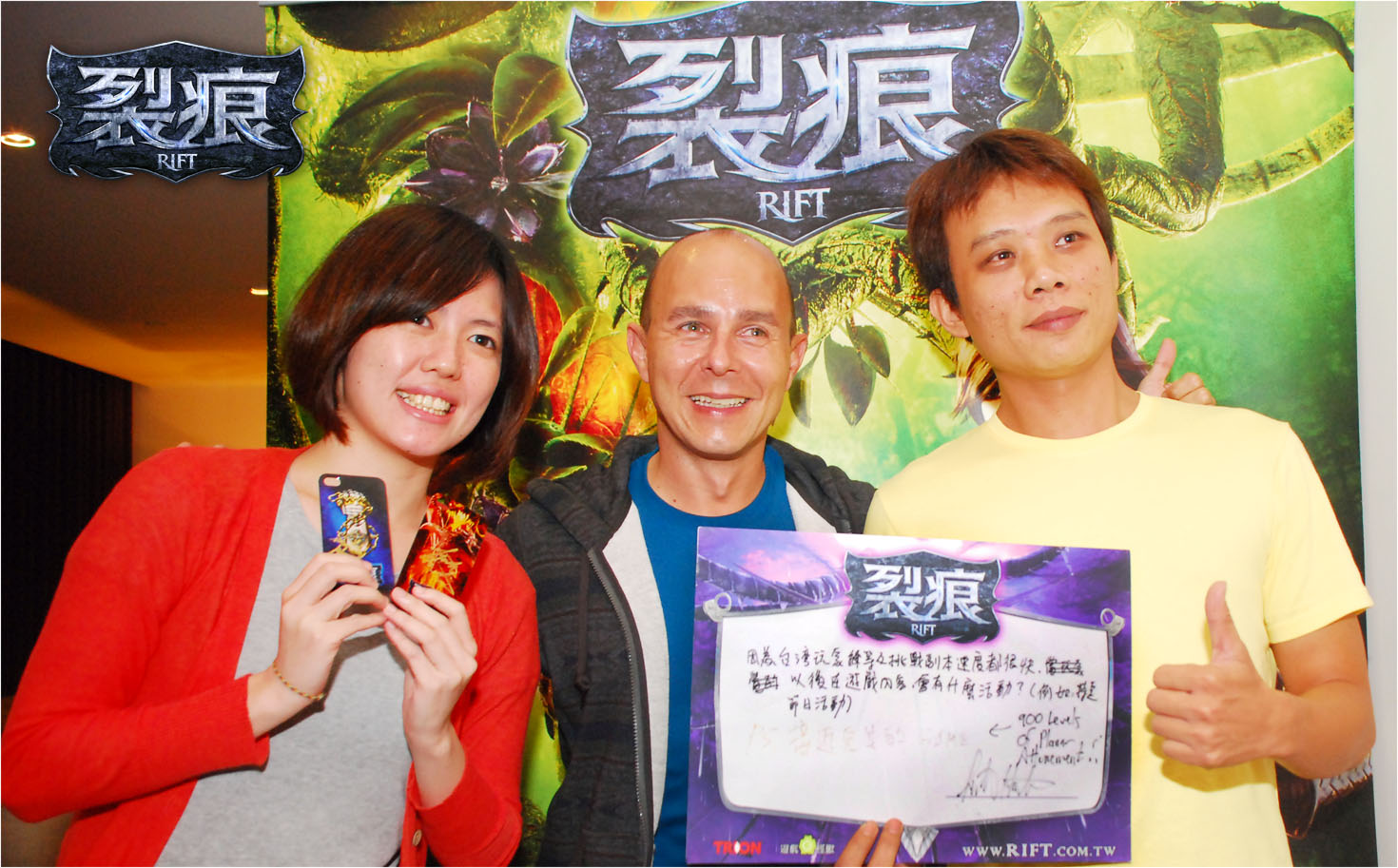 Scott為玩家對遊戲的期望現場簽名承諾2.jpg