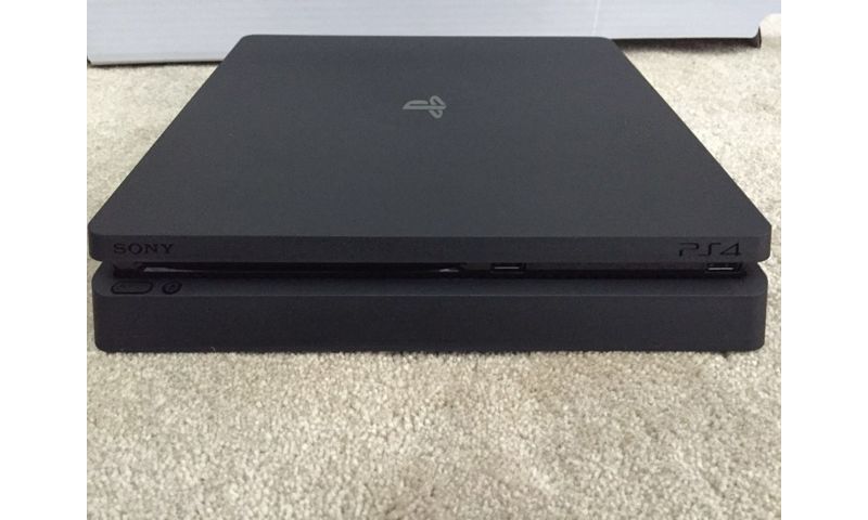 薄型化新款式 PS4 主機曝光？體積縮小設計簡約化 預定 9 月正式揭曉？ ... ...