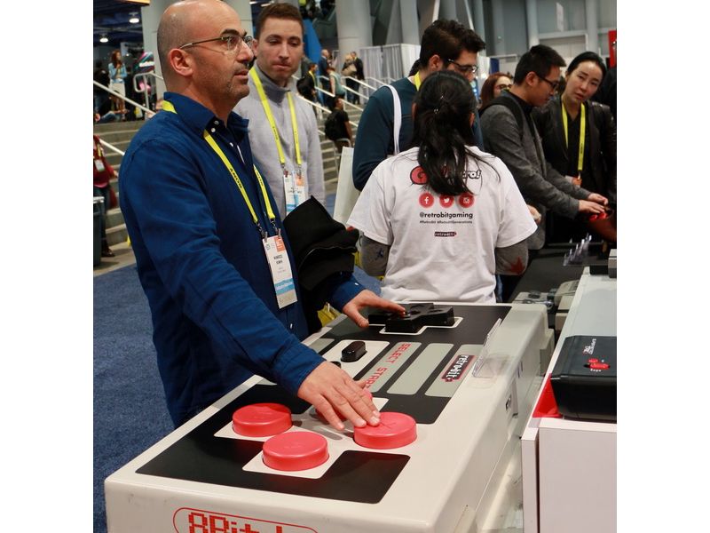 2017 CES 展出現超大型 NES 控制器